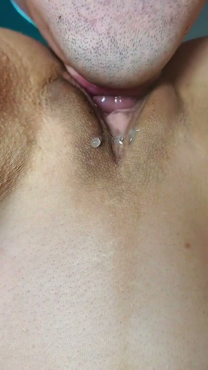 Orta yaşlı seksi kadın çok ıslanıyor ve sırılsıklam amcık yalıyor | Klip 1