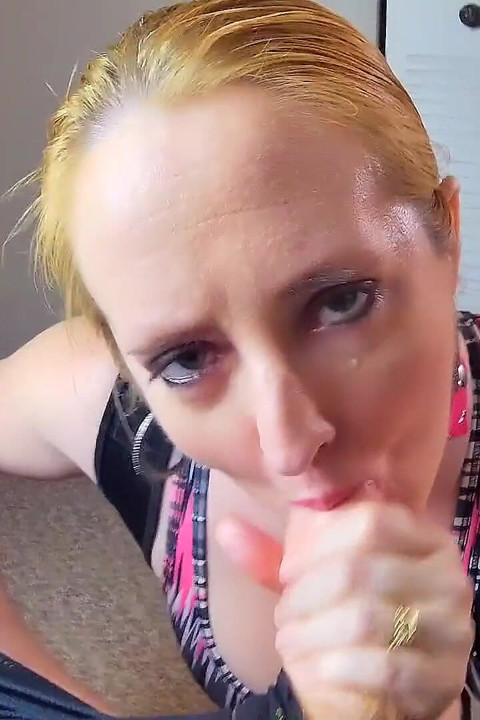 Orta yaşlı seksi kadın oral seks meme sikişi büyük boşalma