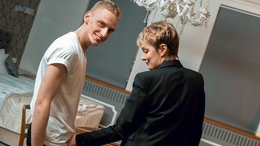 Tutor4k. gözlüksüz olgun öğretmen kolayca baştan çıkar