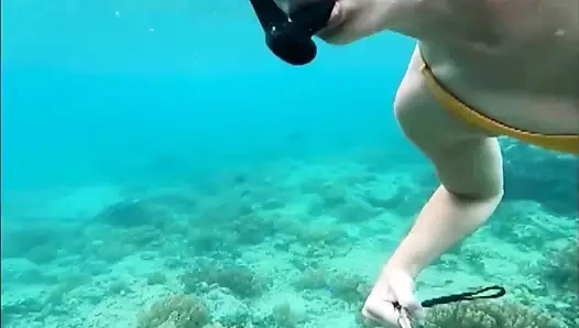 Şnorkelle sikiş sürtük: sıkı bikini, dalış maskesi ve sualtı yüzgeci azdırma