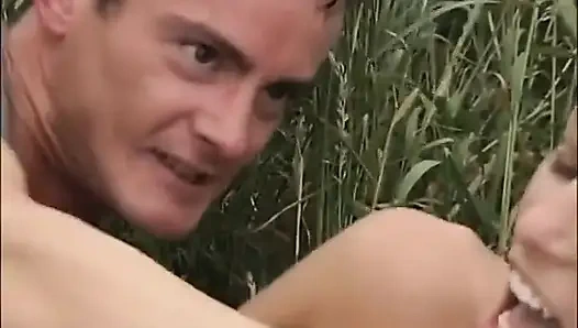 Mısır Tarlasında Kızıl Saçlı Silikon Gelinle Bir Sevişme