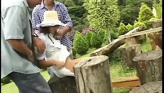 Güzel yaraklı iki iyi vücutlu adam picknick tarafından şaşırtarak seks yapıyor