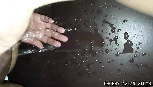 Küçük Asyalı yarak çok iyi çalışmıyor ama parmaklama tombul üvey annenin üzerine fışkırtıyor