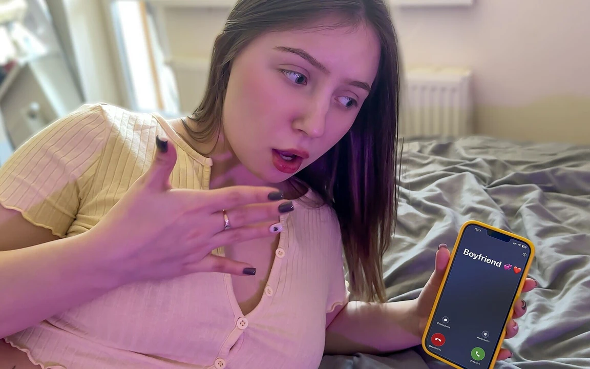 Kız Kardeşin Kız Arkadaşı Telefonda Konuşuyor Ve Aldatıyor