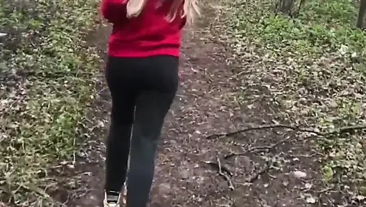 Kırmızı kapüşonlu sarışın ormanda takılıyor, evde soyunuyor ve altın duş alıyor