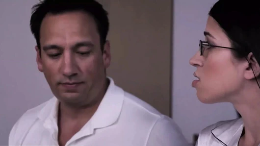 Familystrokes - büyük kabarık meme uçları ile masum genç (alex kömürü) üvey babasının her emrine uyar