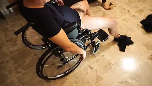 Baskın Hatunlar Tekerlekli Sandalyede Bağlı Adamı Azdırıyor BDSM Üçlü Grup Seks