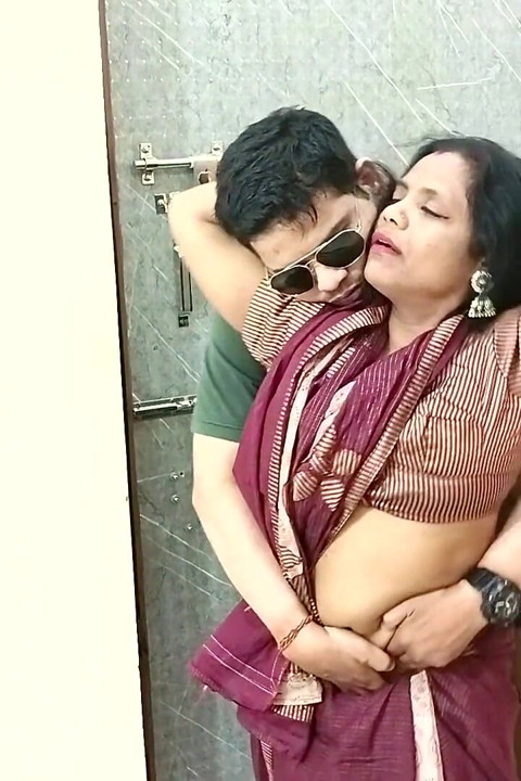 Hintli süper seksi sevimli yenge ateşli bir şekilde sari bluzlu mobil şirket teslimat yöneticisiyle fışkırtarak seks yapıyor