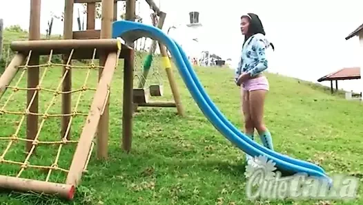 Sıcak sevimli carla açık havada bir oyun alanında çıplak dalga geçiyor