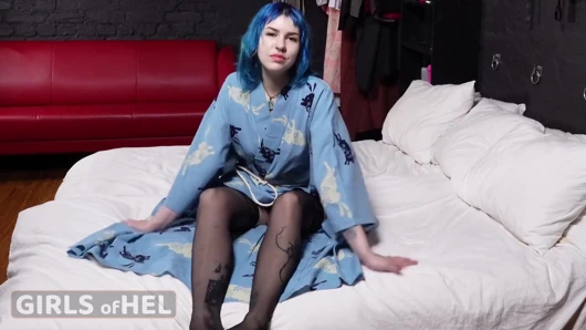 Kimono giyinip kendisiyle oynuyor - gotik kız seks oyuncakları kullanıyor