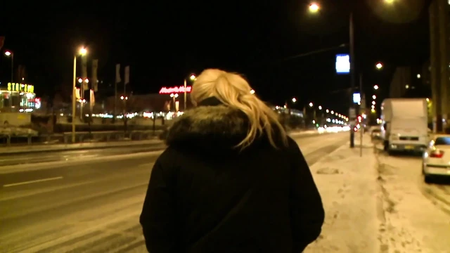 Seksi azgın sarışın bakış açısıyla açık havada yarağını emiyor