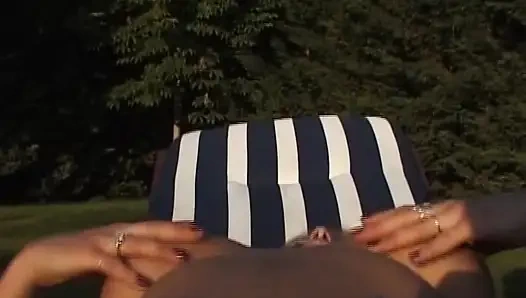 Bu mükemmel Alman hatun mükemmel amcığıyla açık havada eğleniyor