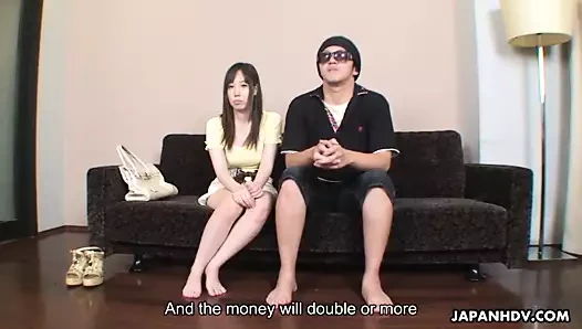 Kızının rastgele bir adam tarafından nakit için sikilmesine izin veriyor