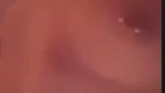 güzel kız göğüslerini kapalı gösterir