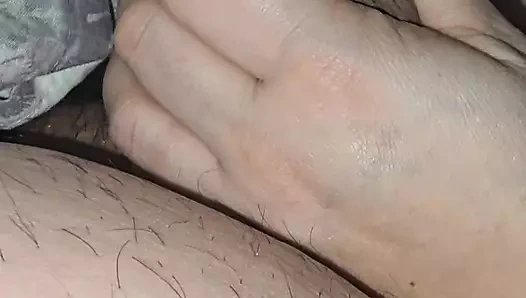 Üvey anne battaniyenin altında el kayması ve üvey oğlunun yarağıyla mastürbasyon yapıyor