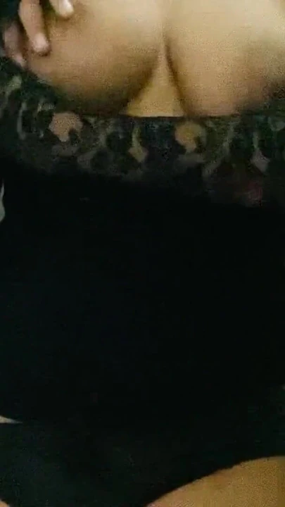 Мощный момент от "Студентка дези показывает большие сиськи и киску"