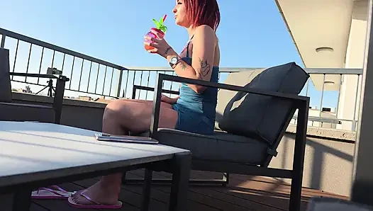 Süper seksi ve ateşli gerçek kızıl saçlı açık terasta güneşin altında mastürbasyon yapıyor bacaklarını açıyor ve yağlı bir elle muamele çekiyor