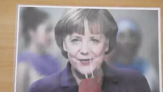 Angela M için boşalıyorum.