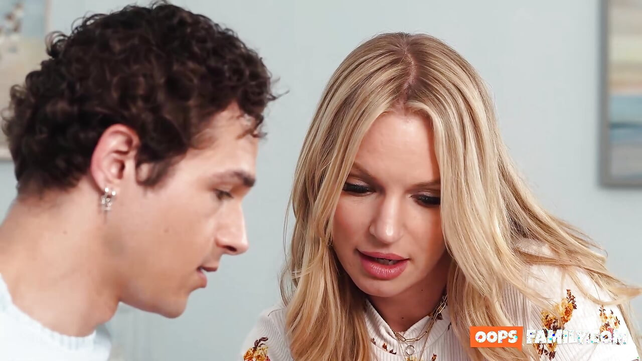 Üvey anne spot ışığında ve tamamen doyumsuz bir XXX sahnede!