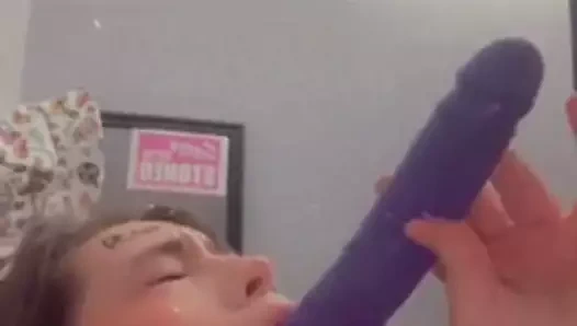 aptal fahişe öğürme üzerinde yapay penis