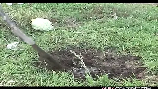 Azgın yaşlı sarışınla halka açık seks