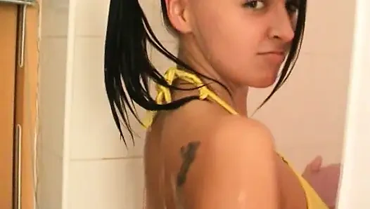 Ateşli genç sıska esmer duşta