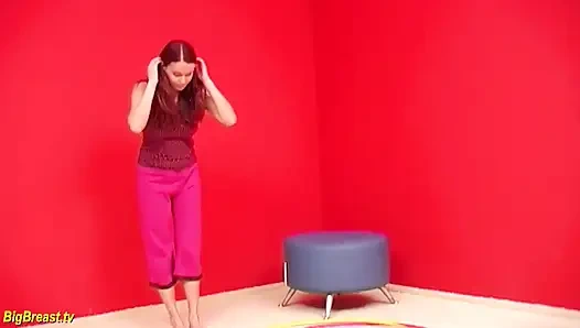 Genç büyük doğal göğüslü kızıl saçlı genç kızla ateşli egzersiz mastürbasyonu