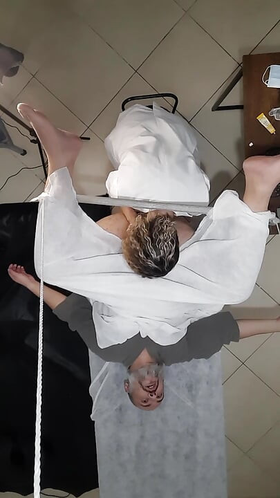 Ürolog doktor prostat muayenesi sırasında azıyor ve hastayı takma yarakla sikiyor