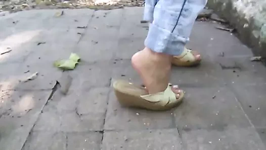 Brincando e exibindo meus pezinhos Tamanco Anabela