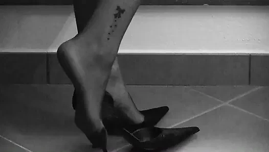 New Black Decollet'i gösteriyor