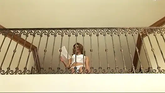 Şehvetli kızlar zevk için çığlık atan büyük bir yarağı paylaşıyor