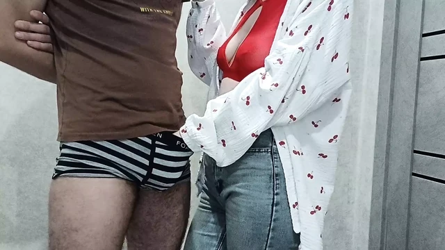 Сексуальная мачеха дрочит член пасынки