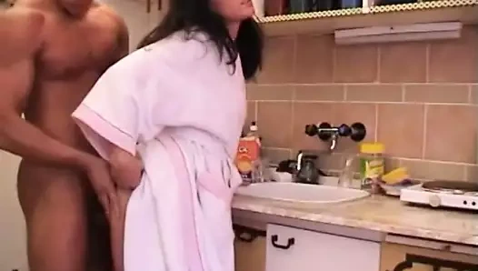 Azgın küçük fahişe eğilir ve arkasından onu kedi horoz alır