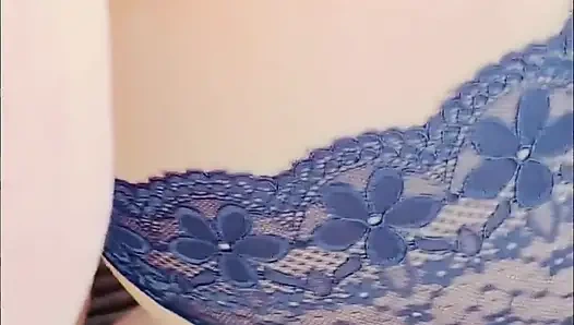 Karımı külotunu çıkarmadan sikiyorum, spermle dolu!