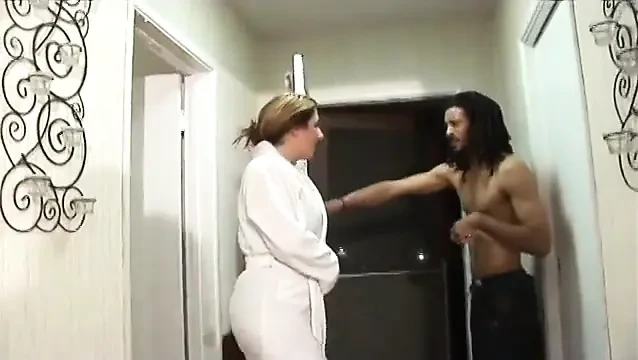 Siyah adam bu kalın beyaz sürtüğü domaltmayı ve ıslak amını sikmeyi seviyor