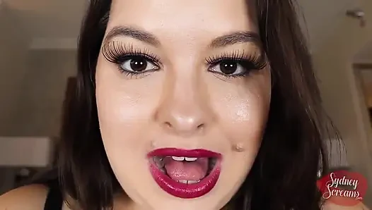 Aç dev kadın yemeğiyle oynuyor