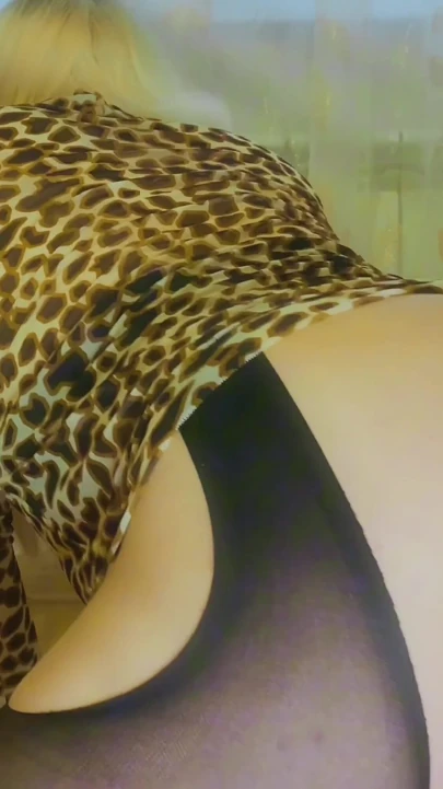 Kadın kılıklı sarışın büyük dildo emiyor ve eller olmadan boşalıyor