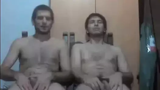 iki sıcak değil kardeşler oynama ile onların musluklar