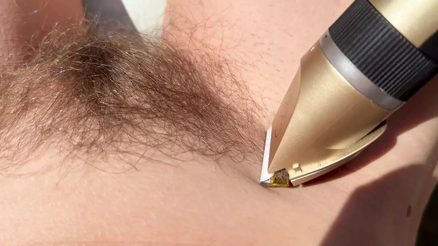 Обрезаю мою мохнатку и мои волосатые ноги крупным планом на улице