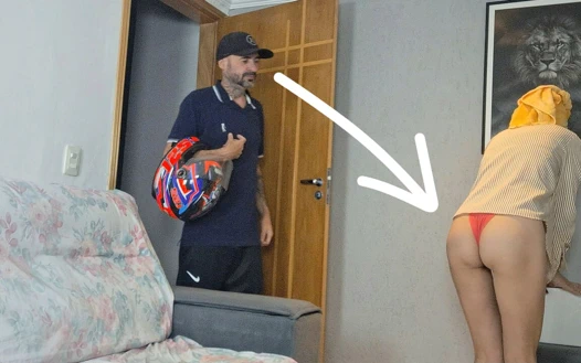 Casada, külotsuz Ifood teslimatçısını kabul etti!