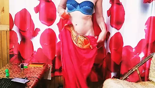 Bir milf gizli bir web kamerası şovunda soyunur.