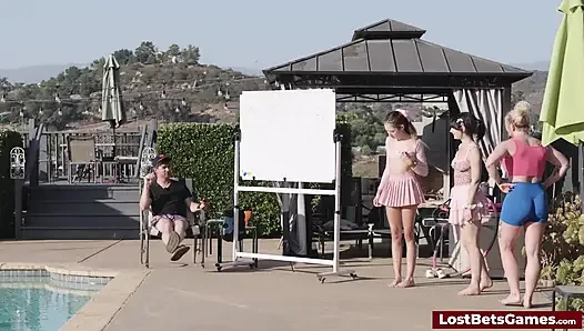 Reality TV kaosundan üç yarışmacıyla çılgın bir striptiz oyunu gösterisine