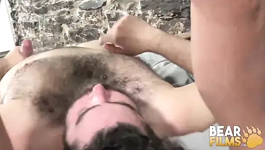 Bearfilms Tony Rivers ve Mark Matthews saksodan sonra prezervatifsiz sikiliyor