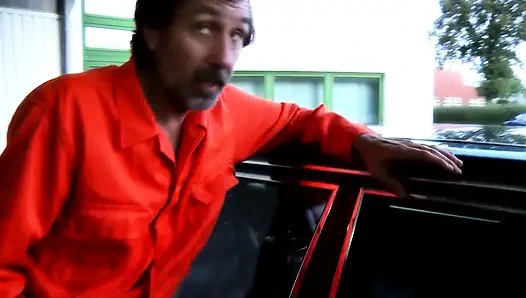 Dövmeli Kaslı Adam Sarışın Ve Azgın Esmeri Gırtlağına Kadar Anal Üçlü Grup Sekste Sikiyor