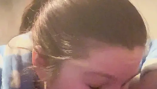 Erkek arkadaşının yarağını emiyor