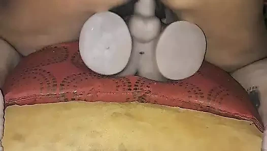 Mikser orta yaşlı seksi latin ve Afrikalı Amerikalı biniyor.