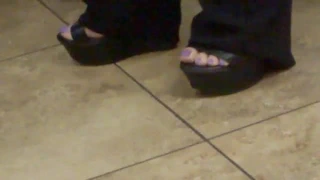 Öğretmen topuklu ayakkabılarla mor gövdeler