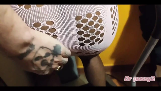 Dr Pussy2 - продавец вибрации платформы трахает своего клиента чернокожая, очень, очень шлюха в нижнем белье, когда она понимает, что ее муж