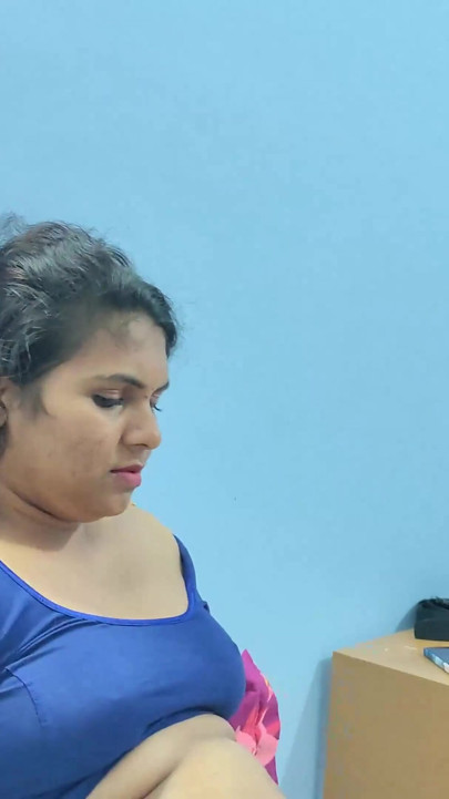 Bdsm eli bağlı ve göbek deliğinden çikolata yalıyor