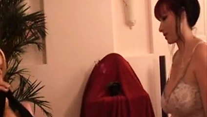 Güzel genç kız striptizci olmak için seçmelere giriyor